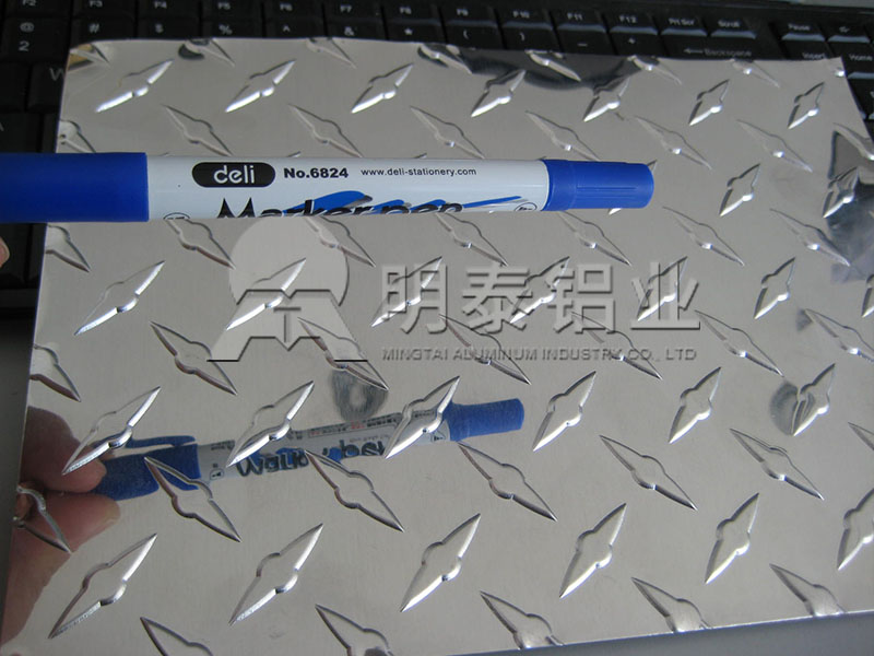 3003-H22花纹铝板_工具箱用指针型花纹铝板多少钱一吨？